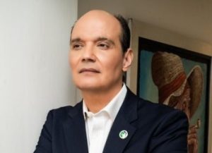 Plantea análisis crítico del presente y futuro nacional.