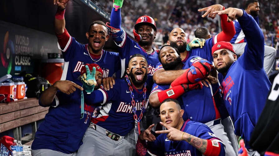 La selección de República Dominicana derrotó 7-5 a Venezuela el 11 de marzo de 2026 durante la fase de grupos del Clásico Mundial de Béisbol 2026, en un partido disputado en Miami, Estados Unidos. El equipo dominicano logró la victoria gracias a una ofensiva temprana con varios cuadrangulares que marcaron el ritmo del juego y permitieron cerrar invicto el Grupo D. El triunfo asegura el avance de la novena quisqueyana a los cuartos de final del torneo internacional.
