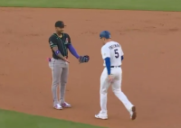 Acción en MLB mezcla competencia y gesto deportivo.