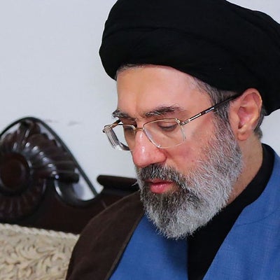 El nuevo líder supremo de Irán, Mojtaba Jameneí, advirtió que su país podría cerrar el estratégico Estrecho de Ormuz y atacar bases militares de Estados Unidos en Medio Oriente si continúa el conflicto con Washington y sus aliados. El mensaje fue difundido el 12 de marzo de 2026 por la televisión estatal iraní y constituye su primer pronunciamiento público tras asumir el liderazgo del país después de la muerte de su padre, el ayatolá Alí Jameneí, durante los ataques ocurridos a finales de febrero.