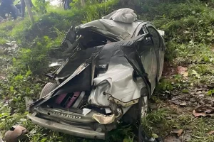 Choque vehicular evidencia riesgos viales en inicio de Semana Santa.