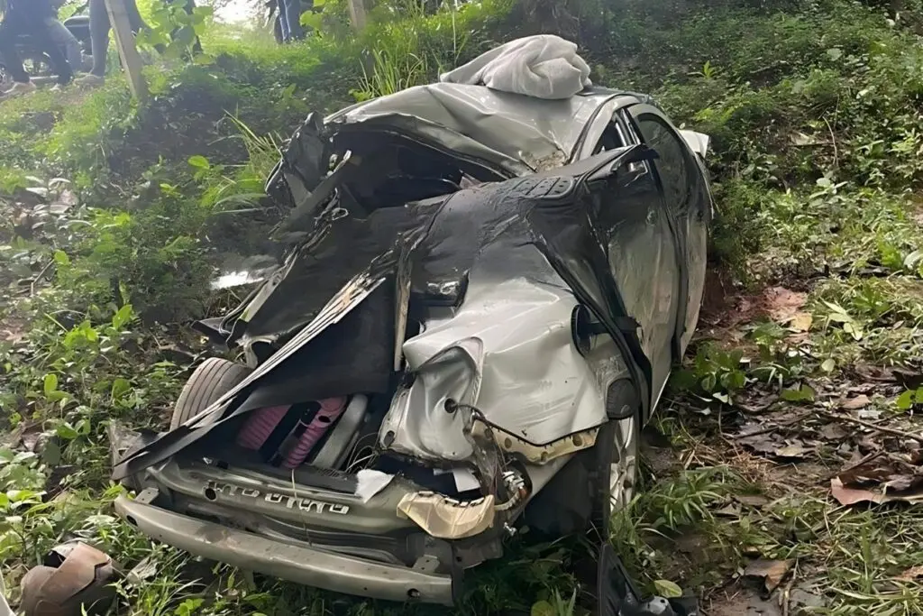 Choque vehicular evidencia riesgos viales en inicio de Semana Santa.