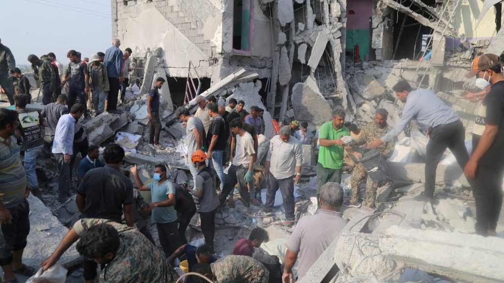 Una investigación preliminar reveló que un error en la selección de objetivos por parte del ejército de Estados Unidos habría provocado el ataque con misiles contra una escuela primaria en Minab, al sur de Irán, ocurrido el 28 de febrero de 2026. El bombardeo dejó al menos 165-175 personas fallecidas, en su mayoría niñas y maestras que se encontraban en clases al momento del impacto. Según informes citados por medios internacionales, el ataque se produjo durante una ofensiva militar en medio del conflicto regional y habría sido causado por el uso de datos de inteligencia desactualizados para identificar el objetivo.