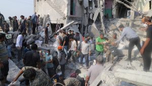 Una investigación preliminar reveló que un error en la selección de objetivos por parte del ejército de Estados Unidos habría provocado el ataque con misiles contra una escuela primaria en Minab, al sur de Irán, ocurrido el 28 de febrero de 2026. El bombardeo dejó al menos 165-175 personas fallecidas, en su mayoría niñas y maestras que se encontraban en clases al momento del impacto. Según informes citados por medios internacionales, el ataque se produjo durante una ofensiva militar en medio del conflicto regional y habría sido causado por el uso de datos de inteligencia desactualizados para identificar el objetivo.