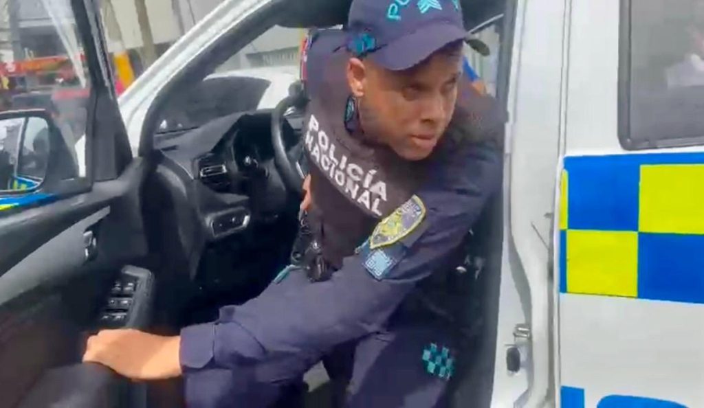 Policia le manipula su arma a la prensa durante trifulca durante arresto a la maestra que fue grabada maltratando a una niña en un centro escolar