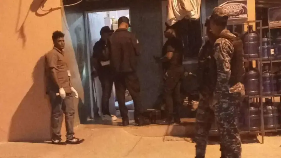Miembros de la Policía Nacional custodian la vivienda donde se produjo un homicidio en Puerto Plata.