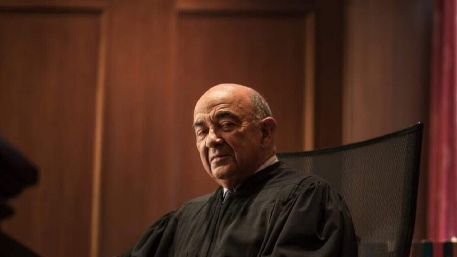 La edad del magistrado genera debate en un caso de alto impacto.