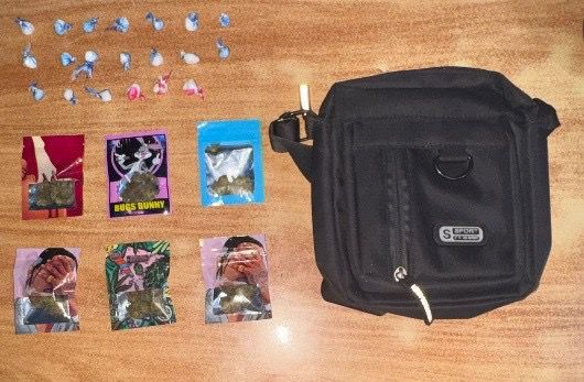El detenido también tenía presuntas drogas al momento del arresto