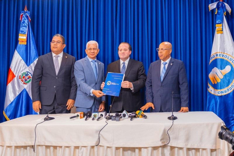 El Partido Revolucionario Moderno (PRM) presentó el 11 de marzo de 2026 un proyecto de ley para modificar la Ley 33-18 de Partidos, Agrupaciones y Movimientos Políticos con el objetivo de fortalecer la transparencia y evitar la infiltración del crimen organizado en la política dominicana. La propuesta fue introducida por el presidente del partido, José Ignacio Paliza, ante legisladores de la organización en el Congreso Nacional. La iniciativa plantea establecer controles más estrictos sobre el financiamiento político y los requisitos para aspirar a candidaturas.