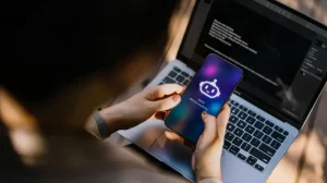 Expertos advierten que depender de chatbots podría debilitar el pensamiento crítico y la memoria.