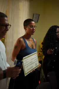 La artista urbana realiza un aporte económico a un centro de rehabilitación, destacando el rol social del entretenimiento en República Dominicana.
