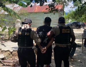 Operativo en Loma de Cabrera deja dos detenidos y decomiso de sustancias ilícitas y un arma de fuego, informaron autoridades.