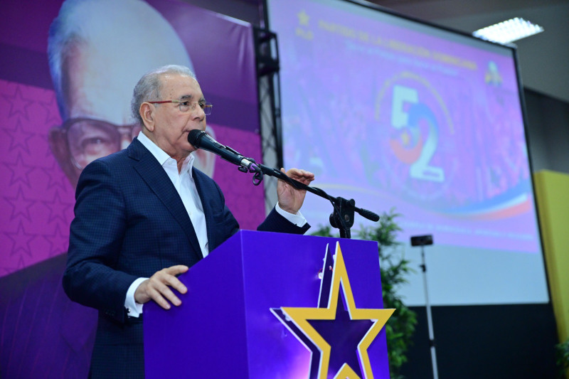 El expresidente cuestiona la respuesta del Gobierno dominicano frente al impacto económico internacional