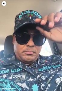 Un grupo de antisociales atacó al oficial en la vía pública; autoridades activan operativos para dar con los responsables y reforzar la seguridad en la zona.