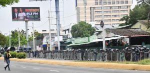 Autoridades ejecutan operativo en una de las intersecciones más transitadas de Santo Domingo, generando tensión y congestión vehicular