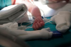 El 90 % de los fallecimientos corresponde a recién nacidos; autoridades reportan reducción frente a 2025.