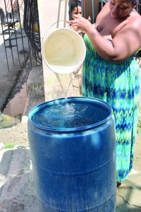 Sectores continúan afectados por baja presión y cortes prolongados en el servicio de agua potable.