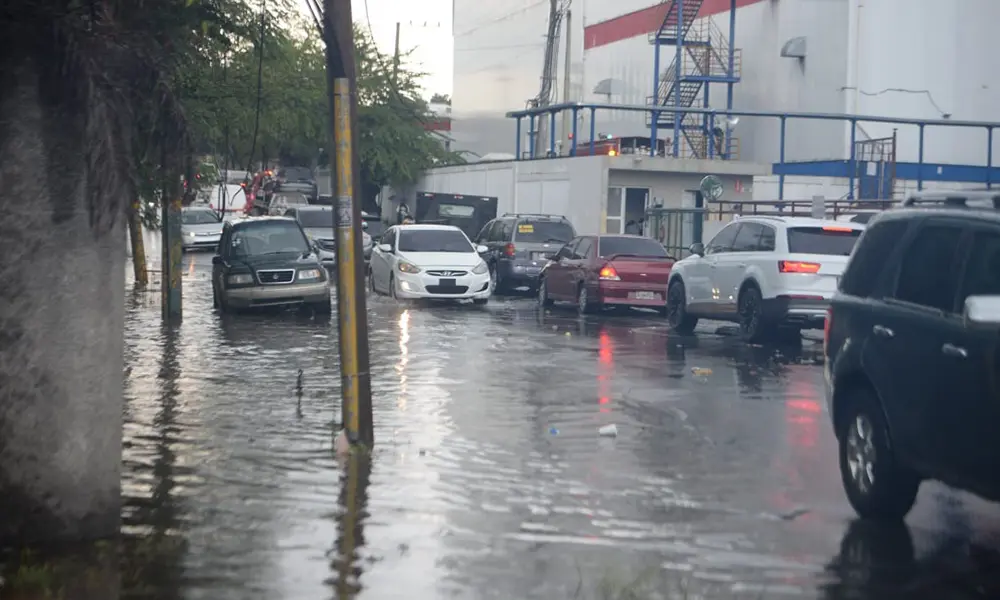 Lluvias provocan inundaciones mientras se conmemora una de las mayores tragedias del país
