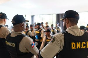 Autoridades capturan a “Tolete”, “El Chavo” y “El Gordo” durante allanamientos simultáneos en Montecristi y Espaillat, donde también ocuparon drogas, armas y dinero en efectivo.