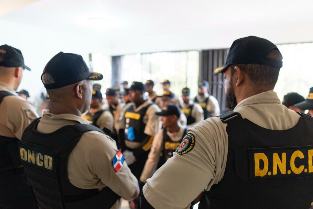 Autoridades capturan a “Tolete”, “El Chavo” y “El Gordo” durante allanamientos simultáneos en Montecristi y Espaillat, donde también ocuparon drogas, armas y dinero en efectivo.