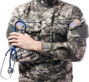 La iniciativa ofrece incentivos académicos y económicos para reforzar el personal sanitario militar.