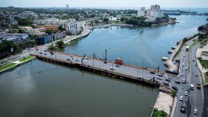 El Ministerio de Obras Públicas informó que la interrupción del tránsito se extenderá por aproximadamente dos horas para permitir el paso de embarcaciones.