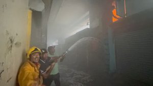 El fuego provocó pérdidas materiales en un área comercial clave para el intercambio binacional