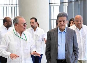 El expresidente recorre proyectos culturales y logísticos que fortalecen el turismo y la infraestructura en la región Este