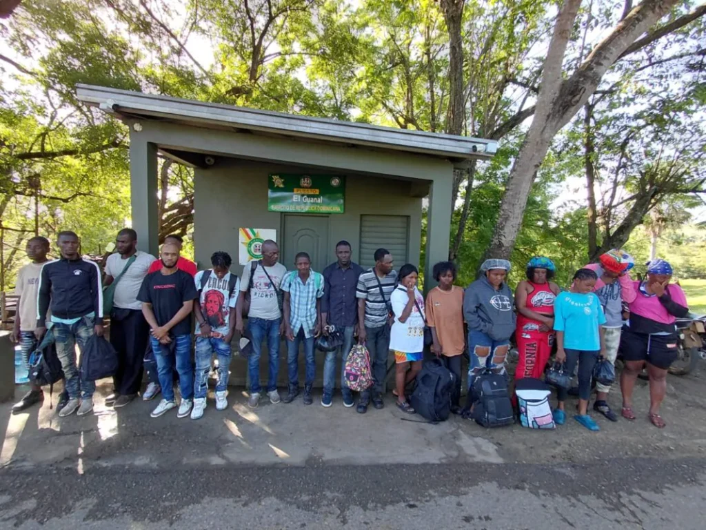 Militares del ERD detuvieron a 17 ciudadanos haitianos en condición migratoria irregular tras localizar una jeepeta abandonada cerca del río El Maquito, en la comunidad de El Guanal.