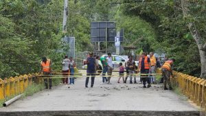 Las intensas lluvias provocaron la crecida de ríos y afectaciones en viviendas e infraestructuras, mientras residentes se movilizan para recuperar sus sectores.