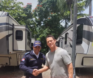 El actor y exluchador fue visto disfrutando de la costa norte, generando atención entre residentes y turistas.