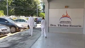 La menor permanecía ingresada desde el 8 de abril con quemaduras en el 65 % de su cuerpo, mientras su madre había fallecido días antes por las graves lesiones sufridas en la explosión.