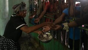 El alza del combustible por el conflicto en Oriente Medio amenaza el acceso a alimentos en el país caribeño.