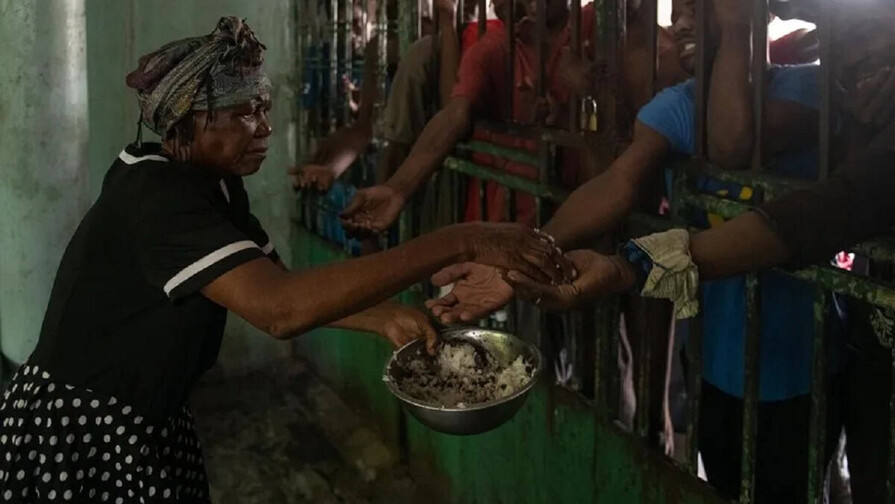 El alza del combustible por el conflicto en Oriente Medio amenaza el acceso a alimentos en el país caribeño.